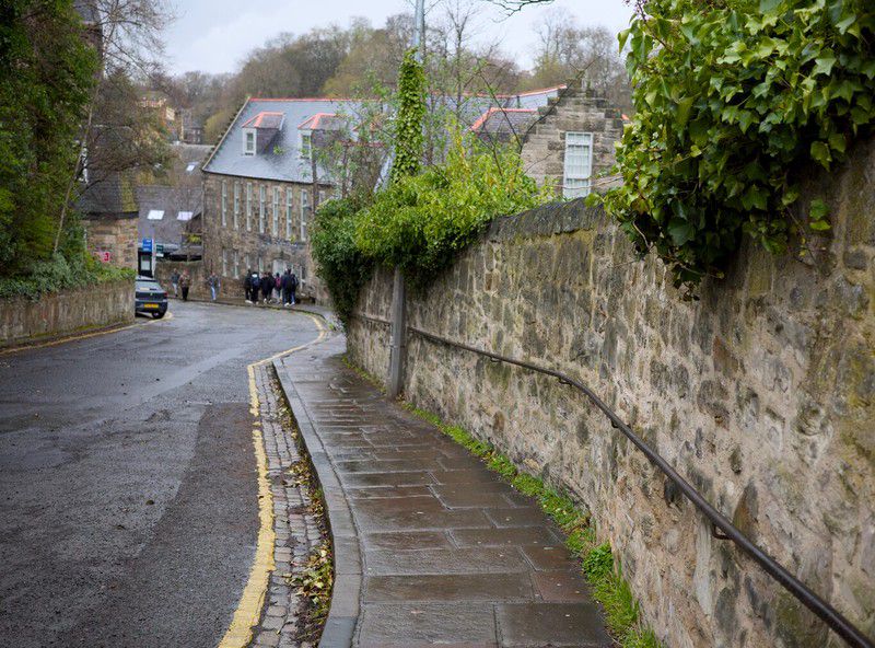 Walking down the slope toward the Water of Leith