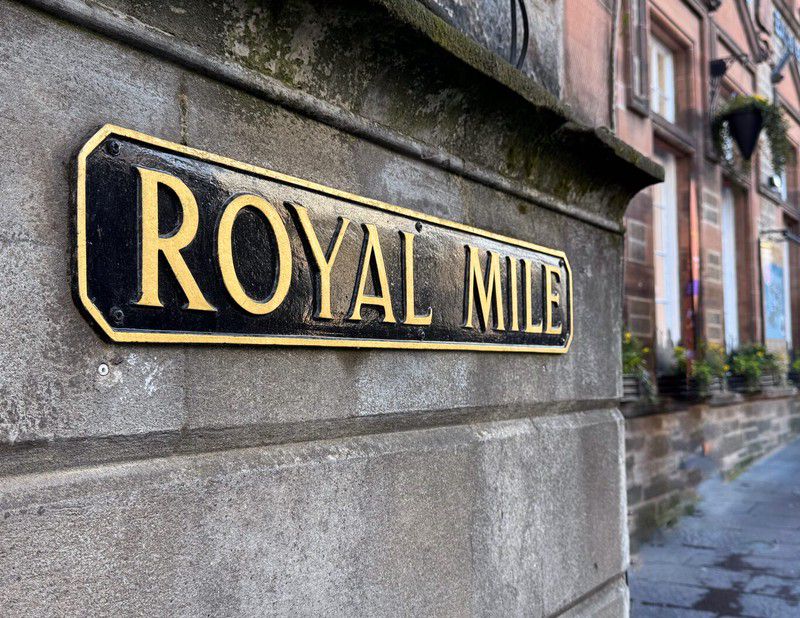 A classy Royal Mile street sign