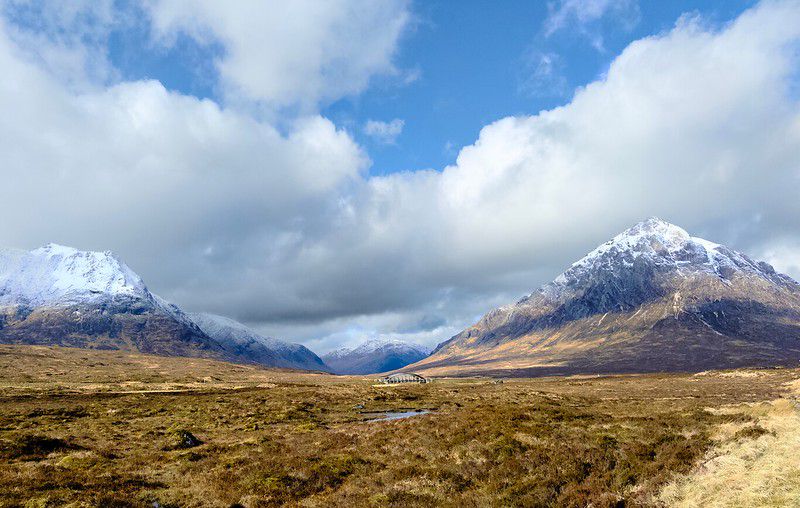 A magnificient valley between mountain "herdsmen"