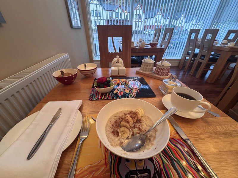 A brief picture at breakfast. For starters, porridge with banana and cinnamon.